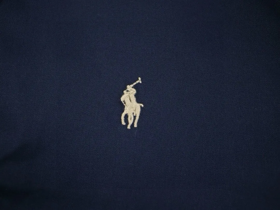 P306 💰Ralph Lauren/Ralph Lauren American vintage classic lapel old cadre retro jacket. Classic design. Timeless classic. The cotton fabric is thick and wide, showing a sense of vintage. The collar and cuffs are decorated with colorful plaid. It looks good on both men and women. Wear it as comfortable as you want. It focuses on relaxed retro YYDS. One piece for both men and women. An indispensable piece for autumn and winter. The most popular jacket at the moment. One hundred percent cotton twill is thick and thick, ⚠️correctly spaced red and green plaid lining, imported high-density embroidery. The Harrington jacket has a loose fit, is short and fat, and is super versatile. It is clean-fitting and is suitable for both men and women. Color: Black Size: M-XXL Size Length Bust Sleeve length Shoulder width M 67 110 61 L 68 114 62 XL 70 118 63 2XL 72 122 64